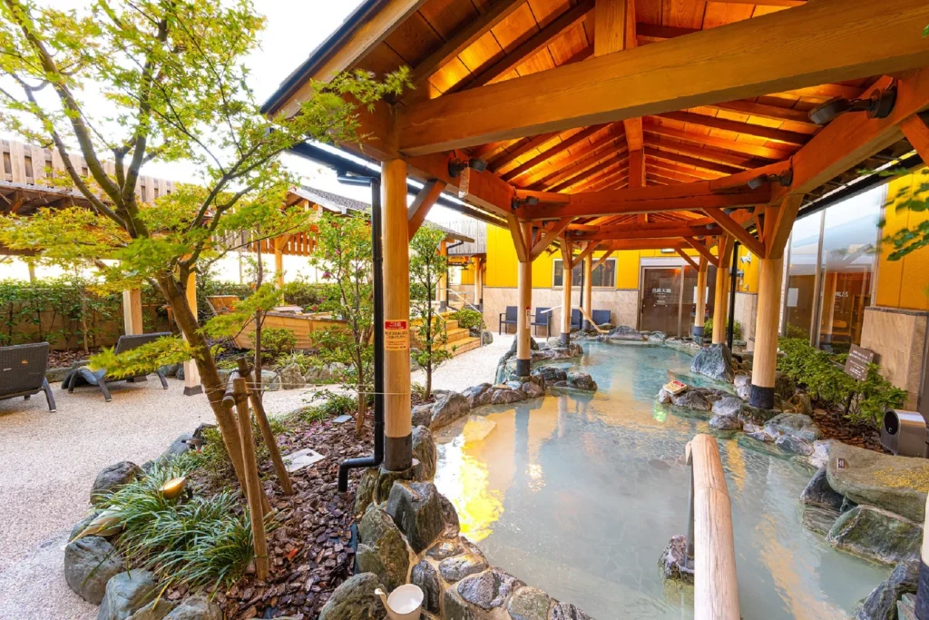 RAKU SPA 鶴見の露天風呂