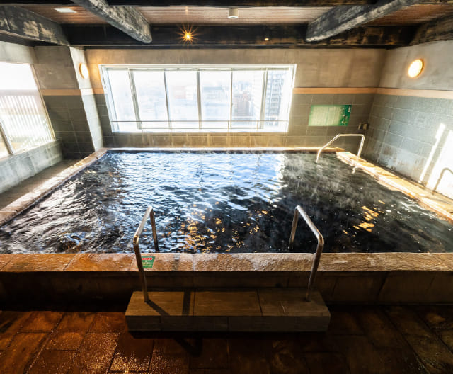 RAKU SPA Station府中の大黒湯 広い浴槽に黒褐色の天然温泉をたたえるRAKU SPA Station府中の大黒湯