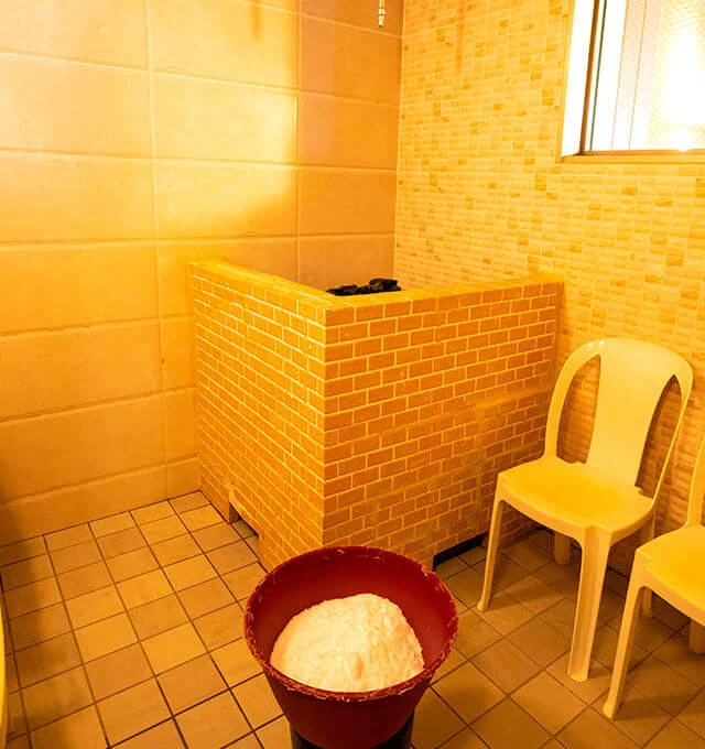 RAKU SPA 鶴見の人物が写っていない塩サウナ「塩温箱」