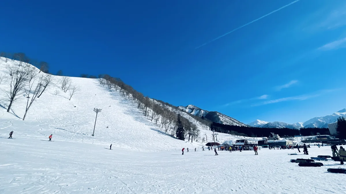 雪山とリフト乗り場があるスキー場の冬季リゾートバイトイメージ