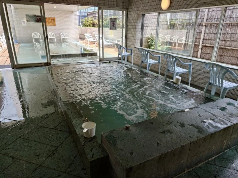 サウナ＆カプセルホテル北欧のジェット風呂と浴室休憩椅子