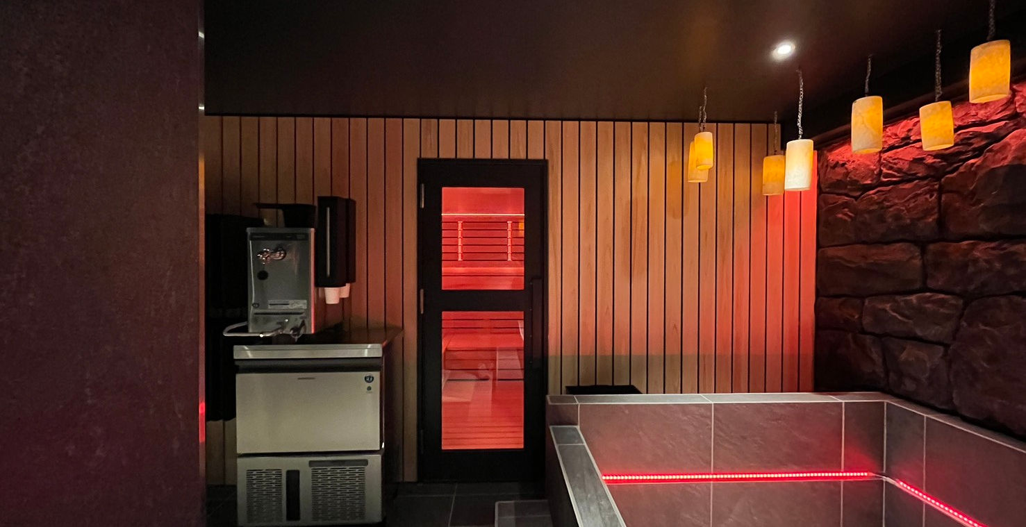 SAUNA JAPONのサウナ室入口と水風呂エリア