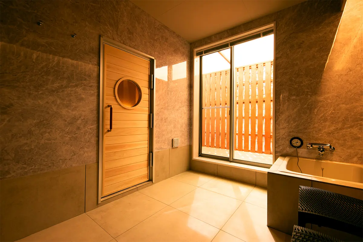 sauna KUVETAのVETTÄ客室にあるサウナ扉と水風呂