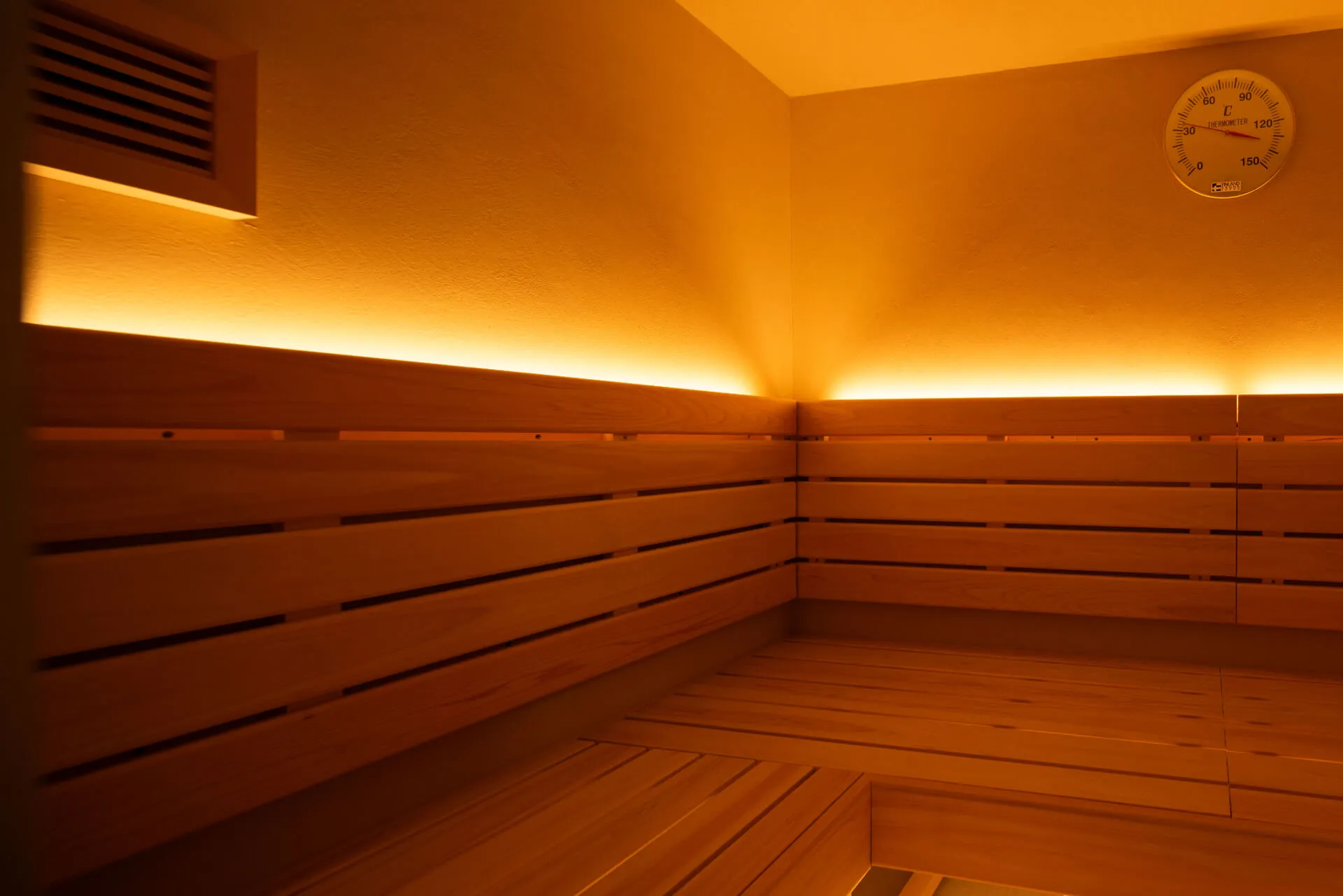 sauna KUVETAのVETTÄ客室にあるサウナ室