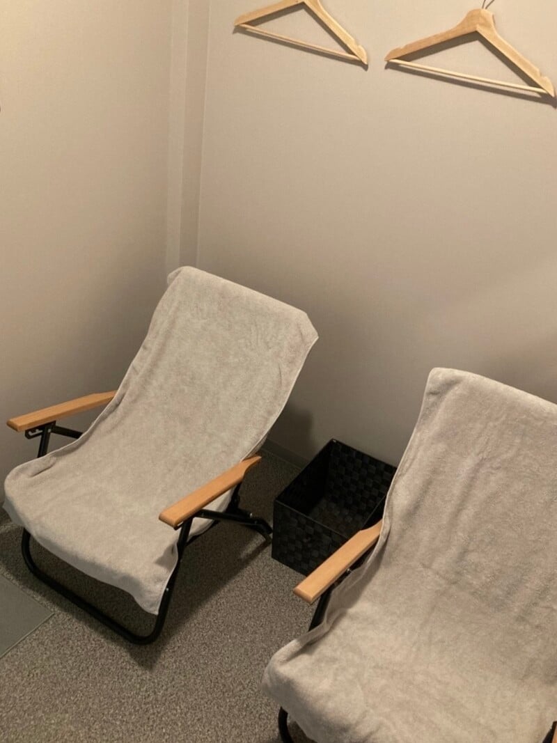 SAUNA SPOT EBINAのリクライニングチェアを備えた休憩スペース