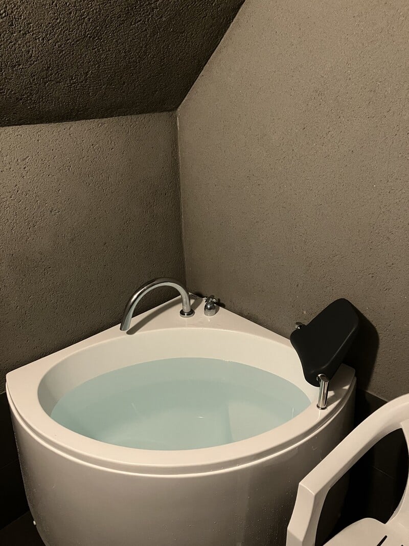 SAUNA SPOT EBINAの貸切個室にある水風呂