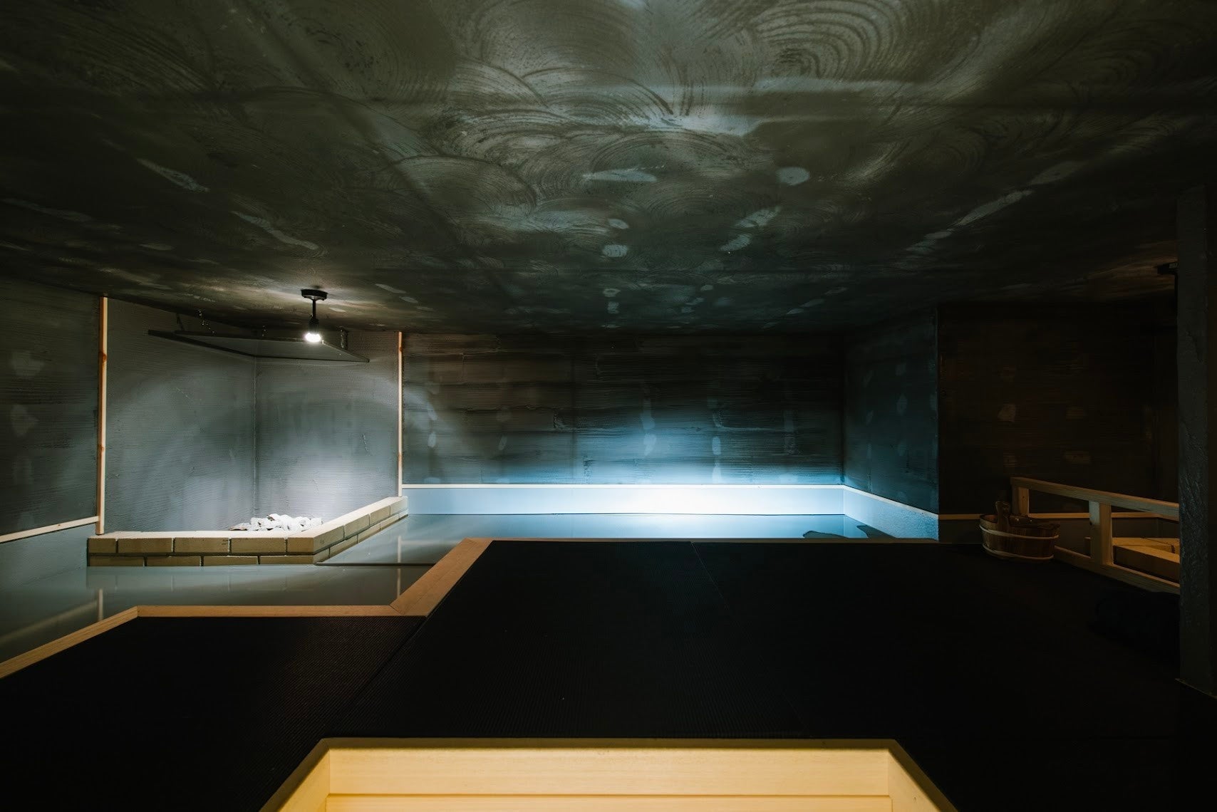 SaunaLab Kandaの水盤と畳を備えたIKE SAUNA