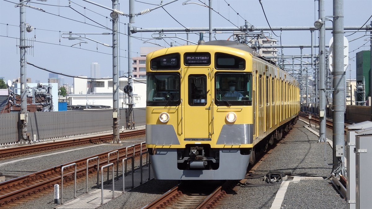 西武新宿線 西武新2000系 西武新宿線を走る黄色い西武新2000系