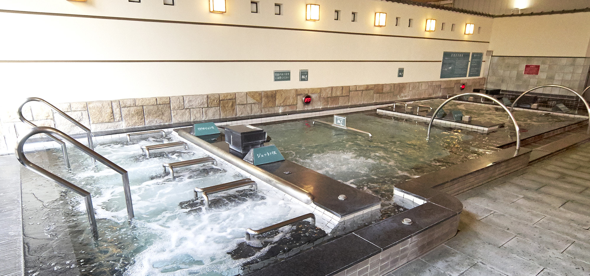 仙川 湯けむりの里の内湯 ジェットバスなど浴槽が並ぶ仙川 湯けむりの里の内湯
