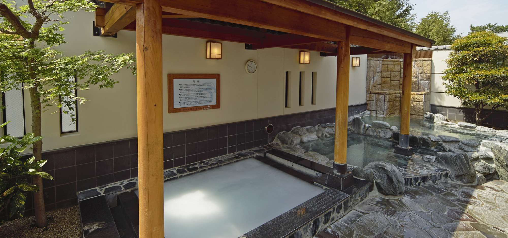仙川 湯けむりの里の露天風呂 木々に囲まれた仙川 湯けむりの里の露天風呂