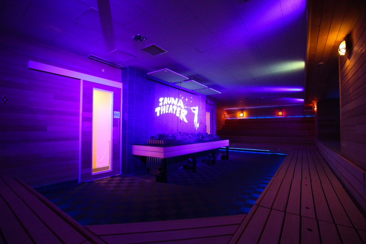 紫と青の照明で照らされたスカイスパYOKOHAMAのSAUNA THEATER