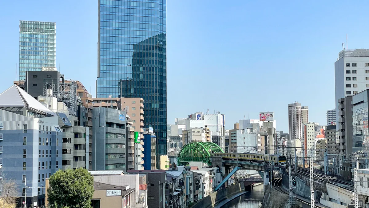 聖橋から見た御茶ノ水駅付近の総武線と神田川・秋葉原方面の街並み