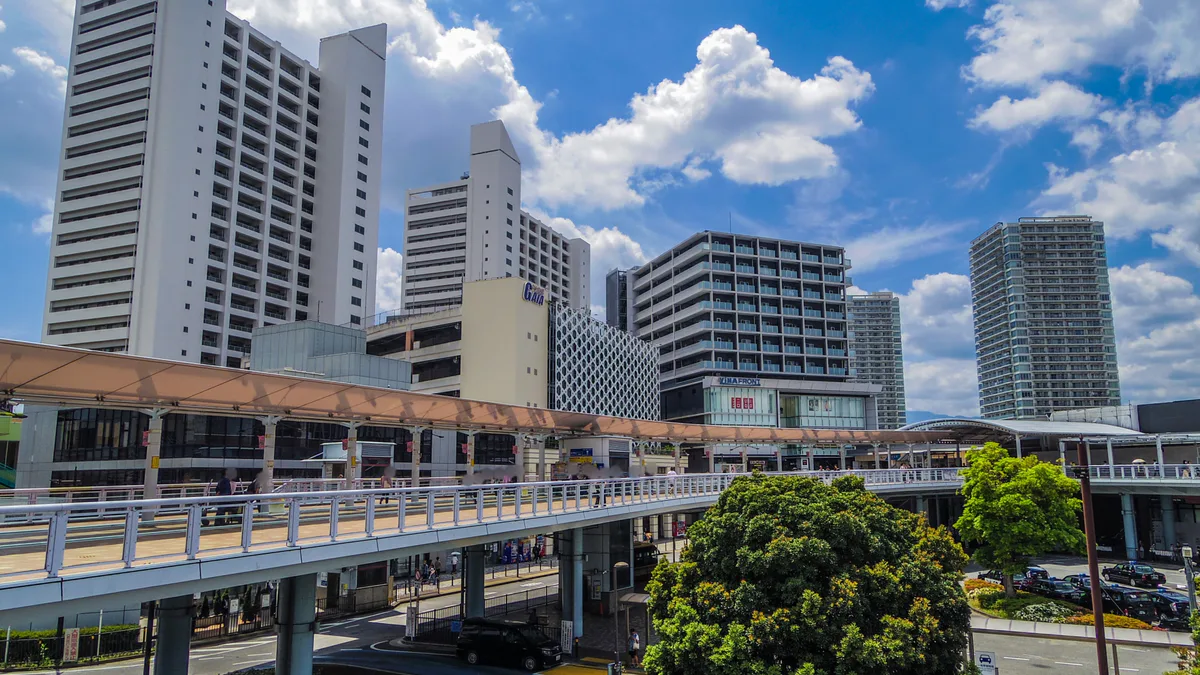 相鉄線海老名駅東口の歩行者デッキと高層建物が並ぶ駅前風景