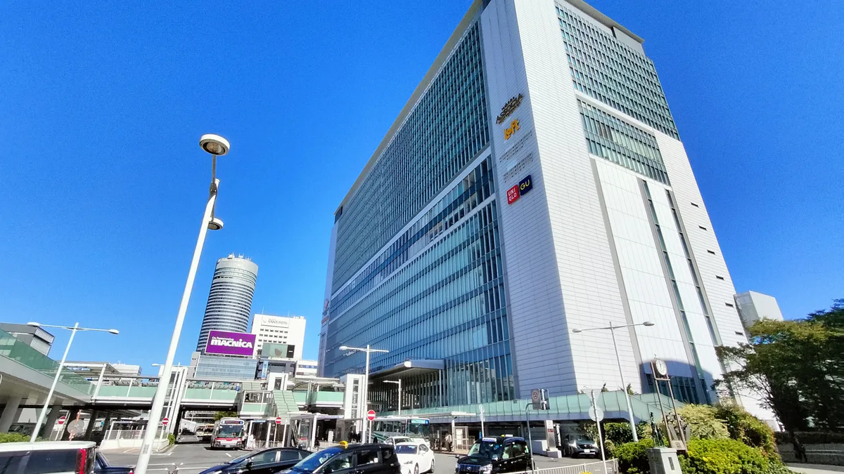 相鉄新横浜線が乗り入れる新横浜駅北口の駅舎とロータリー