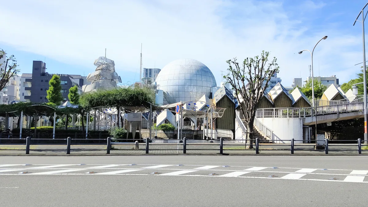 湘南台文化センターの球体展示ホールと周辺の街並み