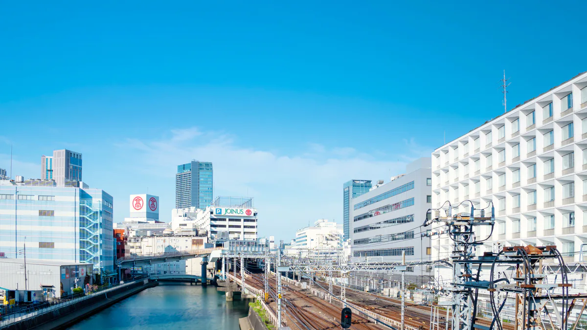 相鉄線の横浜駅周辺を流れる帷子川と駅・高層ビルの街並み