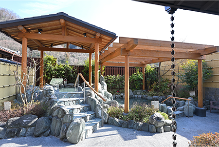 京王高尾山温泉/極楽湯の天然温泉露天岩風呂 木々と岩に囲まれた京王高尾山温泉/極楽湯の天然温泉露天岩風呂