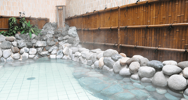 永山健康ランド 竹取の湯の露天風呂 竹垣と岩に囲まれた永山健康ランド 竹取の湯の露天風呂