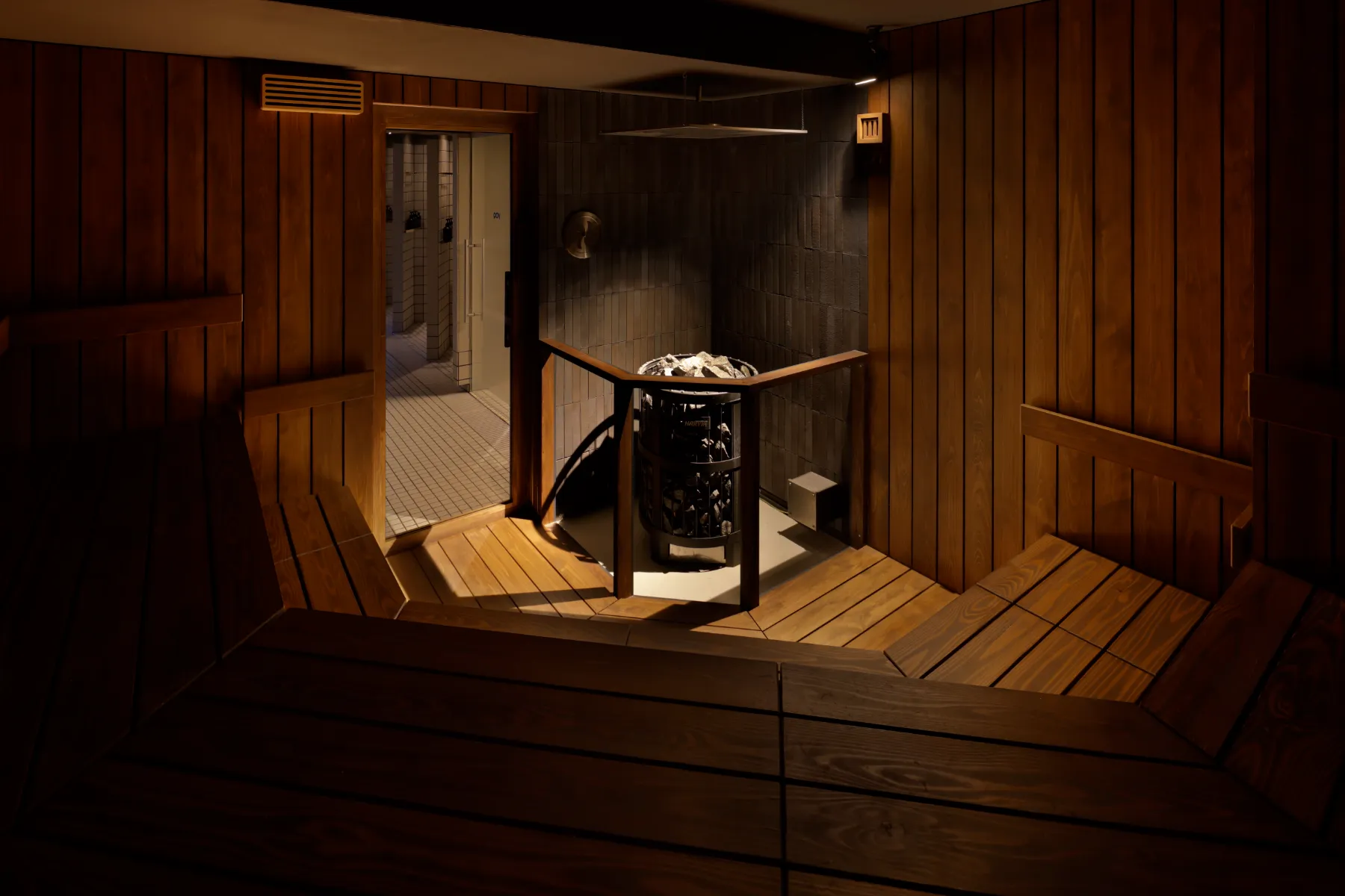 Sauna & Drink YOQのHARVIA製ストーブを備えたサウナ室