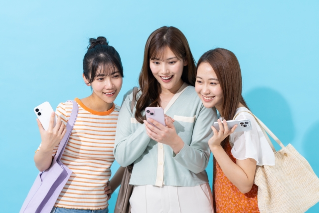 友人同士でリゾートバイトの求人を探すイメージ