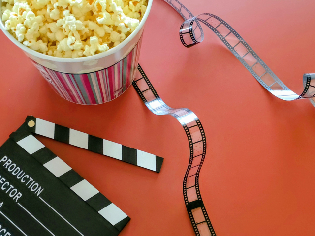長期勤務の福利厚生で動画配信サービスを利用するイメージ