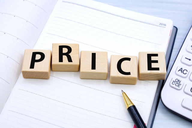 「PRICE」の木製ブロックと電卓