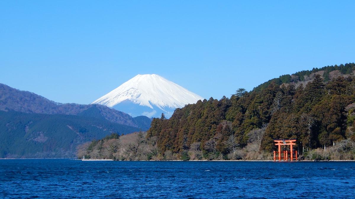 芦ノ湖越しに見える富士山と箱根神社の赤い鳥居