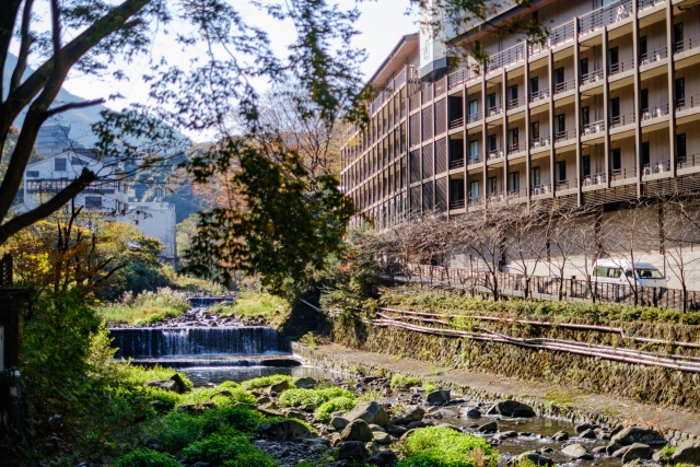早川沿いに建つ箱根湯本のホテルと川の景観