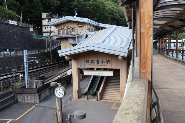 箱根湯本駅のホームと改札階へ続く階段・エスカレーター