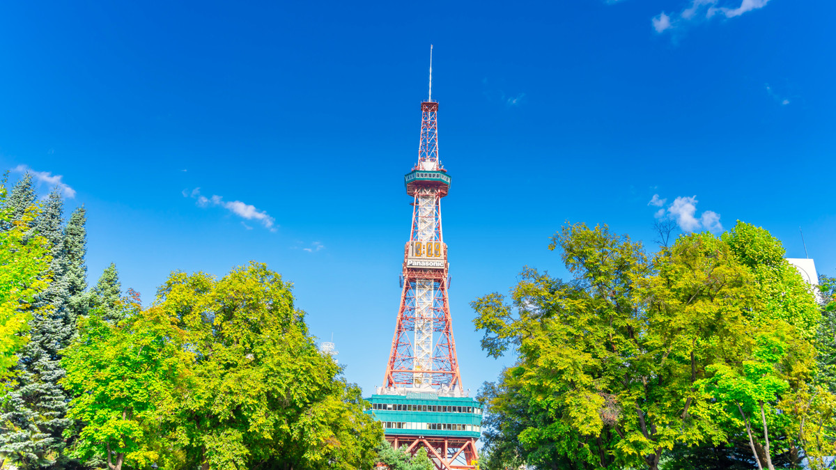木々の緑に囲まれた札幌の大通公園とさっぽろテレビ塔