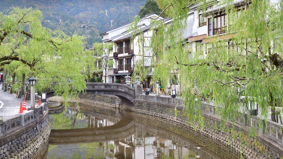 城崎温泉の大谿川沿いに続く柳並木と石橋、川沿いの街並み