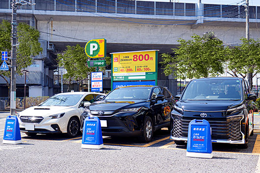 三井のカーシェアーズのステーションに異なるタイプの車が並ぶ様子