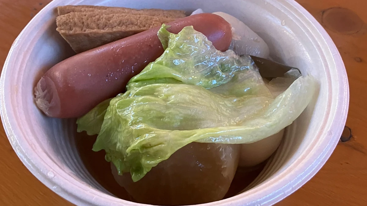 葉野菜やソーセージが入った沖縄の島おでん