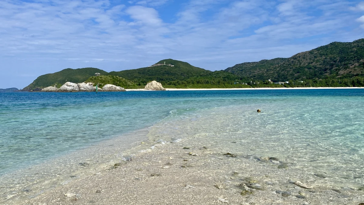 冬の沖縄・渡嘉敷島の阿波連ビーチに広がる透明な海と砂浜