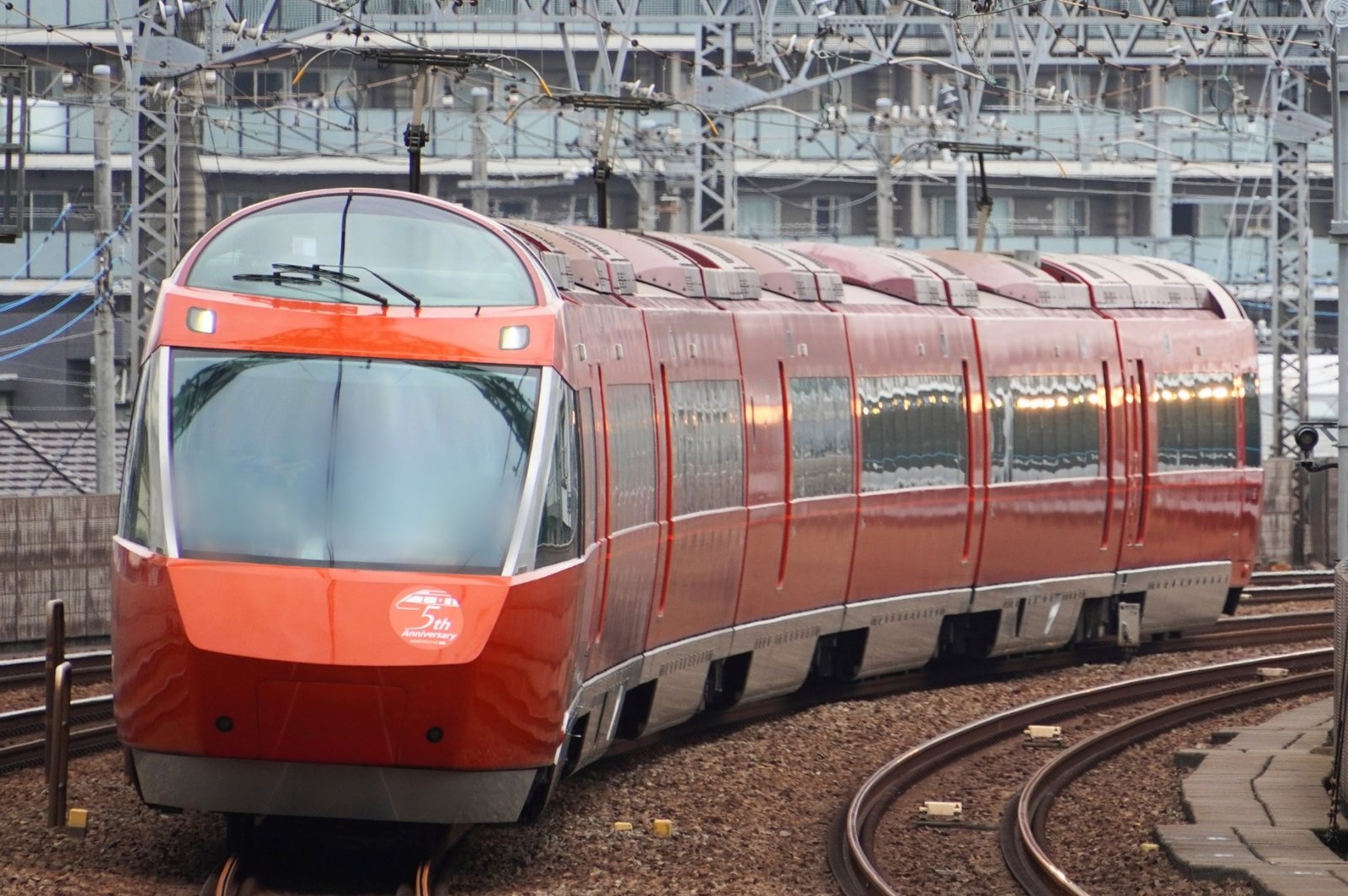線路を走行する小田急ロマンスカーGSE(70000形)