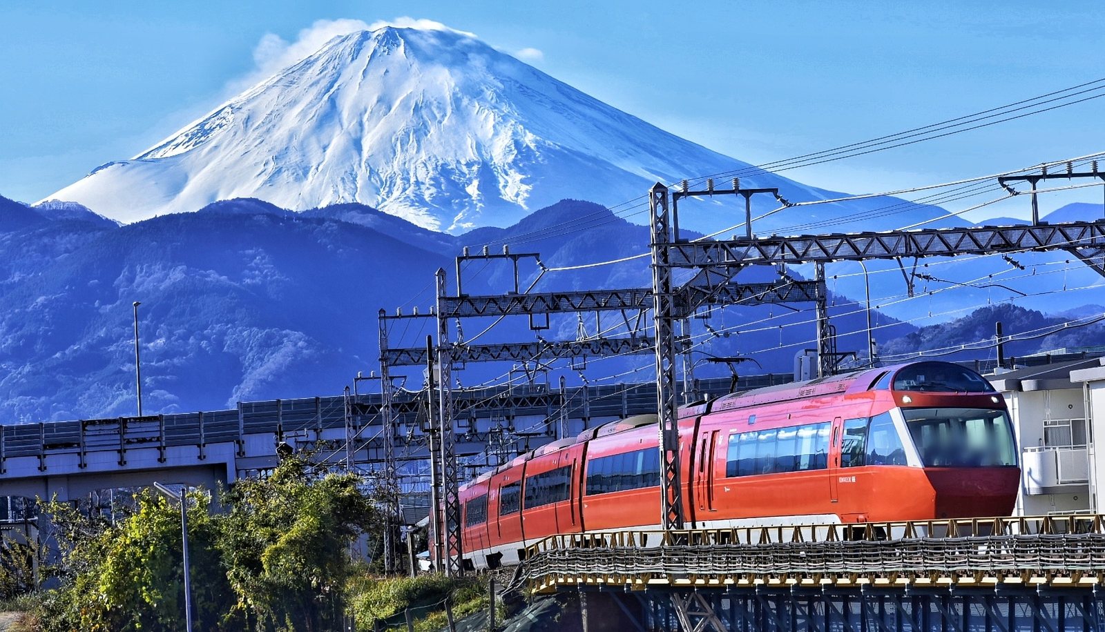 富士山を背景に走る小田急ロマンスカーGSE