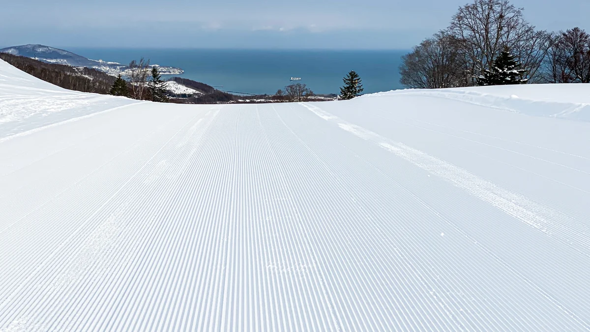 早朝に圧雪されたゲレンデでスキー場バイトの1日の流れをイメージする写真