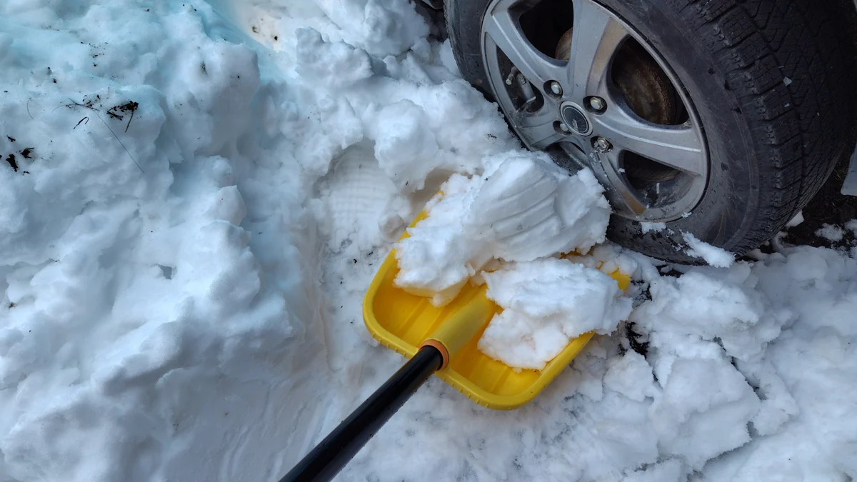 積雪の中でスコップを使う雪かき作業のイメージ