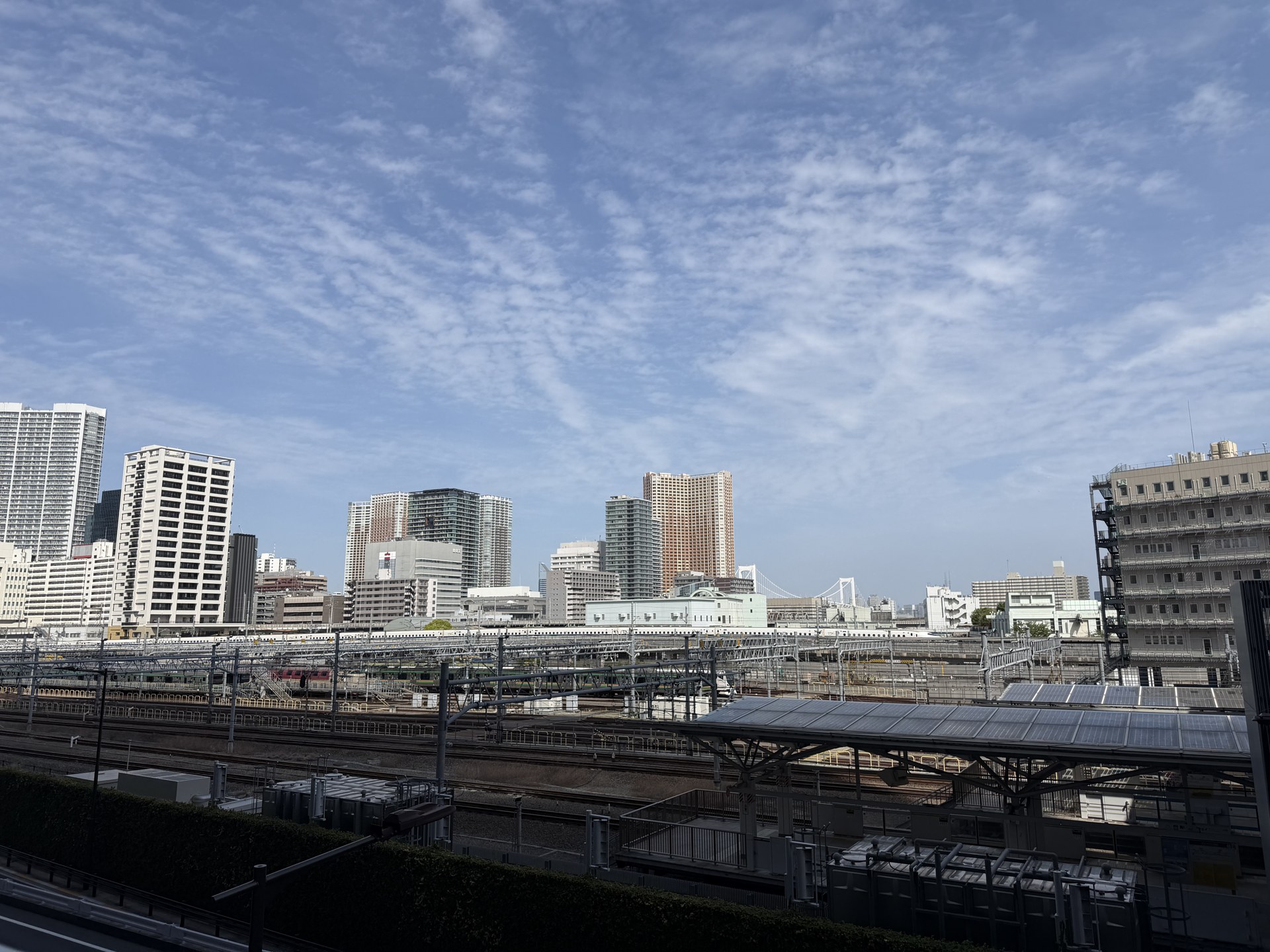 高輪ゲートウェイ駅周辺の線路と湾岸側の街並み