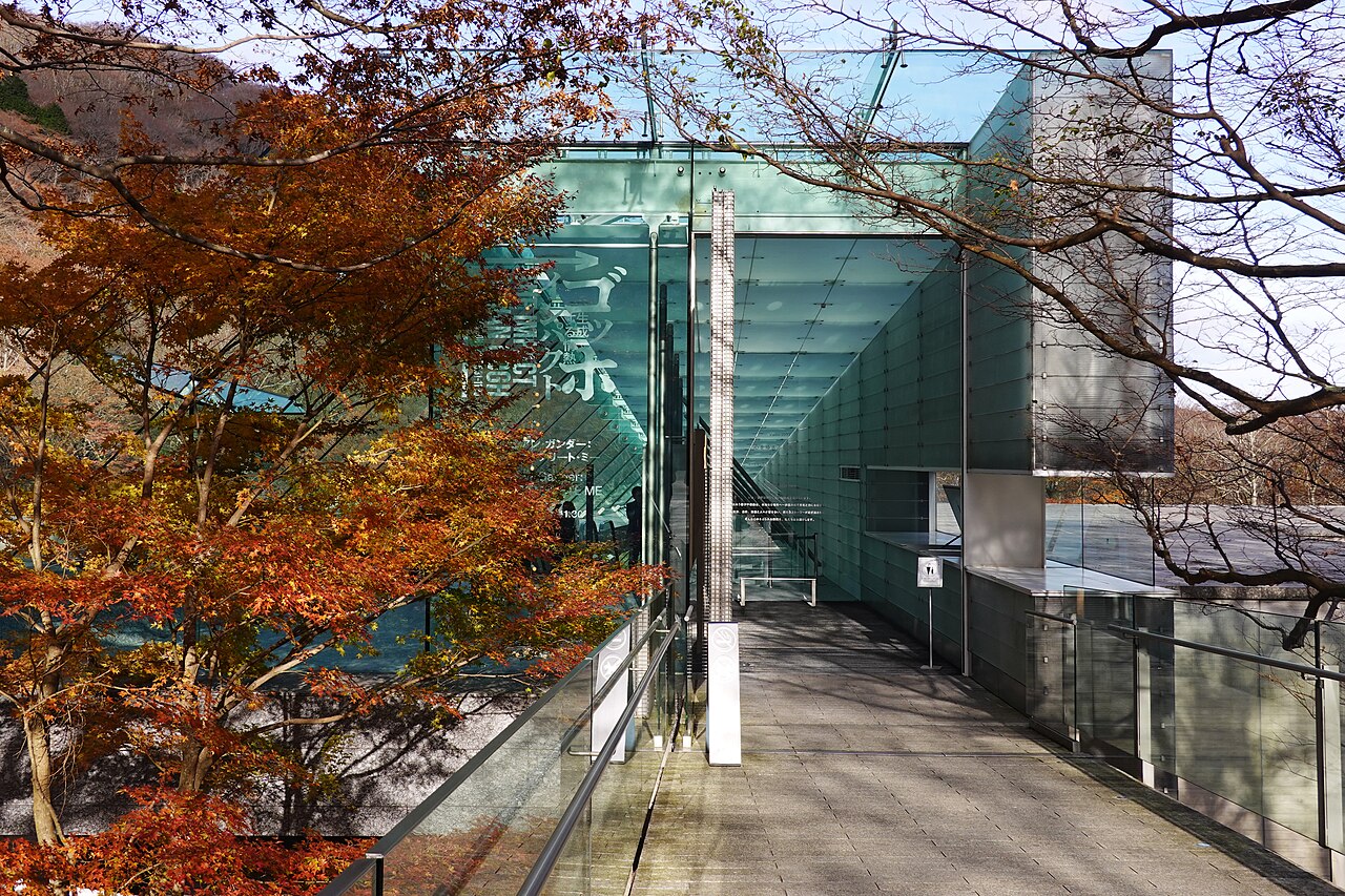 木々に囲まれたポーラ美術館のエントランス
