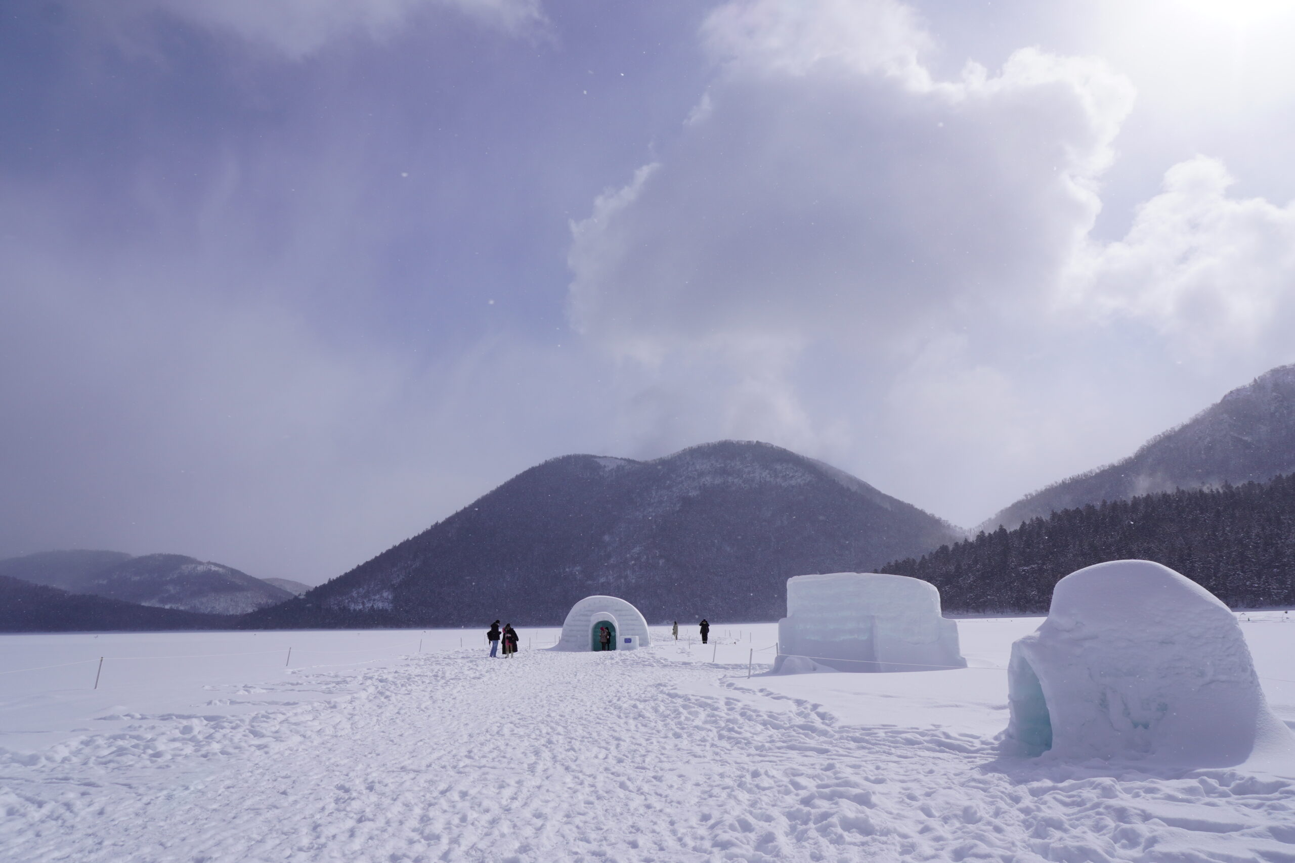 雪に覆われた然別湖の上に並ぶしかりべつ湖コタンの氷の建物