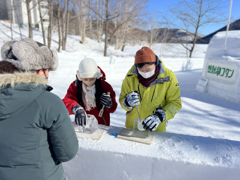 しかりべつ湖コタンで氷のグラス作りに取り組む参加者