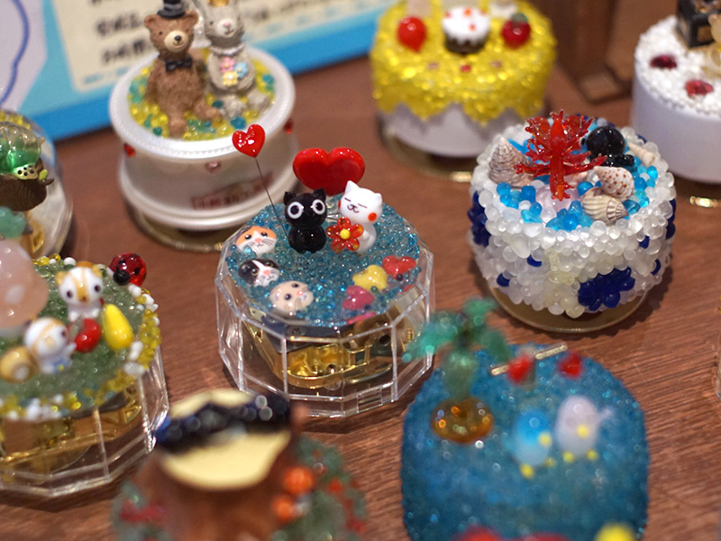 小物を飾り付けた小樽オルゴール堂の手作りオルゴール