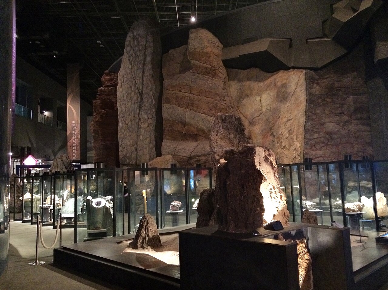 生命の星・地球博物館に並ぶ大きな岩石と鉱物の展示