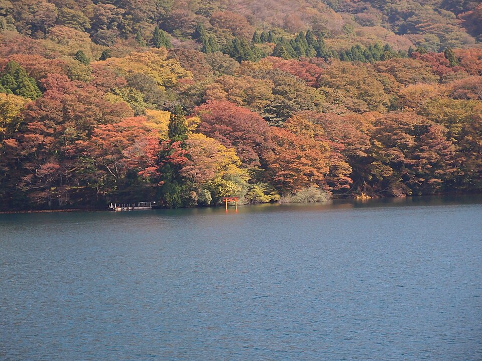 芦ノ湖の水面と、湖畔の斜面を赤や黄色に染める紅葉