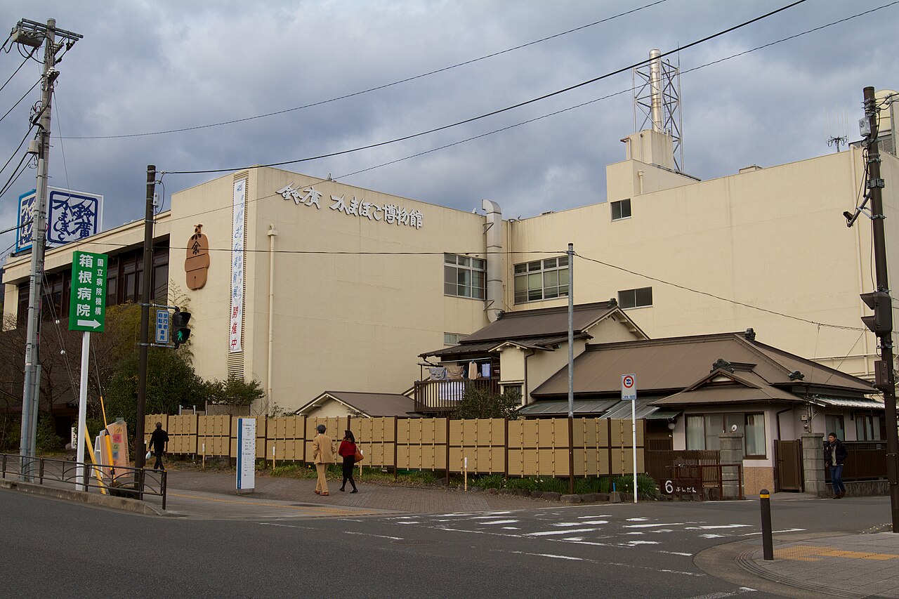 国道1号沿いから見た鈴廣かまぼこ博物館の建物